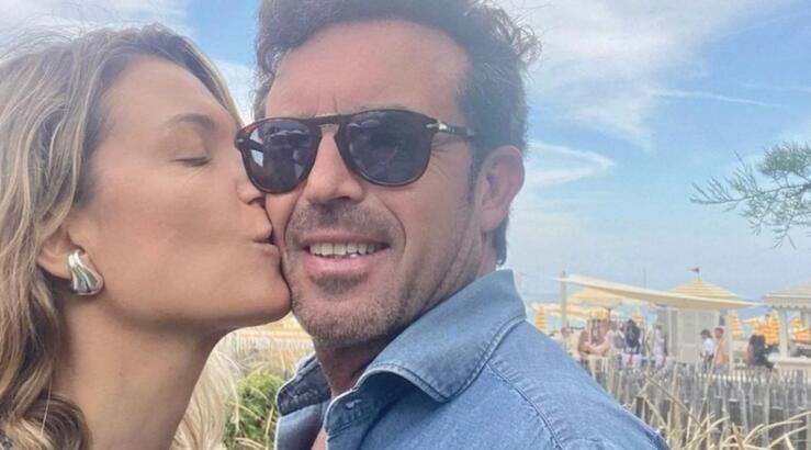 Καγιά για τον σύζυγό της: "Τα καυτά φιλιά που βλέπουν οι paparazzi είναι γιατί δεν βλεπόµαστε και πάρα πολύ"