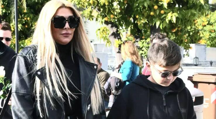 Αγγελική Ηλιάδη: Συνοδευόμενη από τον 11χρονο γιο της στην κηδεία της γιαγιάς της, Καίτης Γκρέυ [εικόνες]