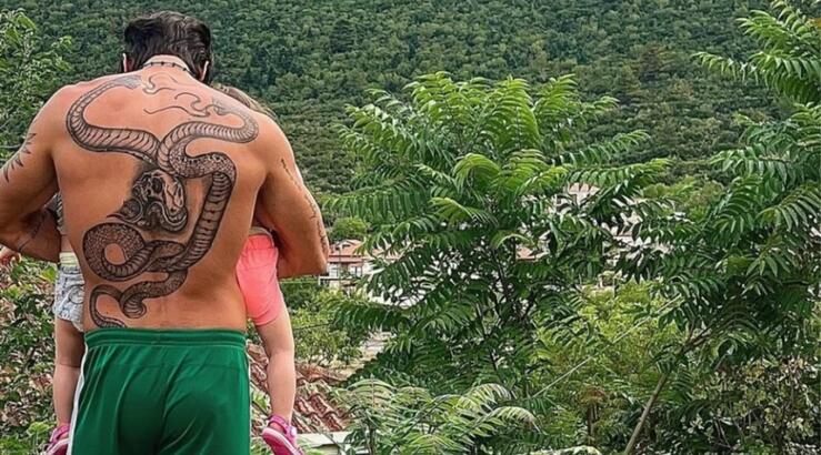 Ελλαδίτης καλλιτέχνης τραυματίστηκε από έκρηξη κροτίδας - Ακρωτηριάστηκε σε δύο δάχτυλα [βίντεο]