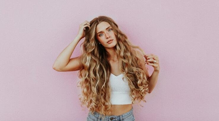 Heatless overnight curls: Οι τέλειες μπούκλες χωρίς θερμότητα