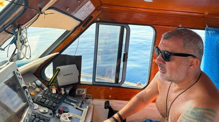 Λουκάς Φουρλάς: Καλοκαιρινή βόλτα με τον 17χρονο γιο του, Ιάσονα, στη θάλασσα [εικόνα]