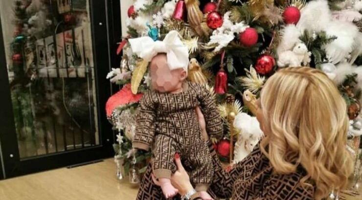Επώνυμη Κύπρια ποζάρει με την κόρη της μπροστά στο χριστουγεννιάτικο δέντρο με matchy-matchy outfit! 