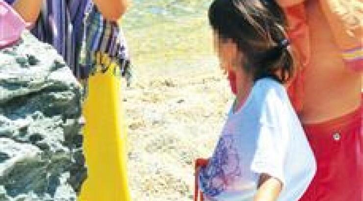 Ελένη Μενεγάκη: Τρώγοντας φρούτα με τις κόρες της στην παραλία