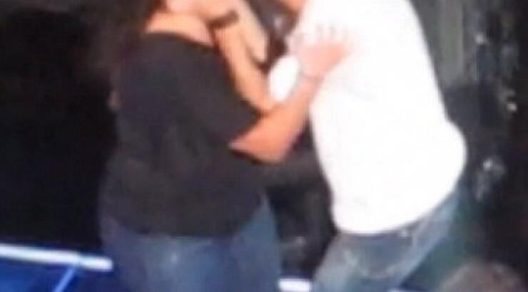 Ο Enrique Inglesias φίλησε ξανά θαυμάστριά του