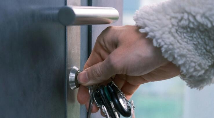 10 χαρακτηριστικά των ανθρώπων που διπλοτσεκάρουν πάντα και τα πάντα, πριν φύγουν από το σπίτι