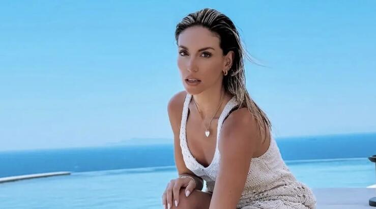 Αθηνά Οικονομάκου: Φωτογραφίζει την δυο ετών κόρη της, Σιέννα να κάνει ηλιοθεραπεία