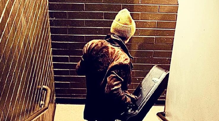 Ανείπωτη τραγωδία με διάσημο τραγουδιστή: Γλίστρησε στο μπάνιο και πέθανε