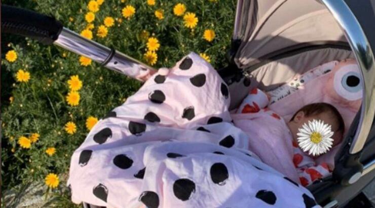 Η βόλτα γνωστού ζευγαριού στο νησί μας με την τριών μηνών κορούλα τους!