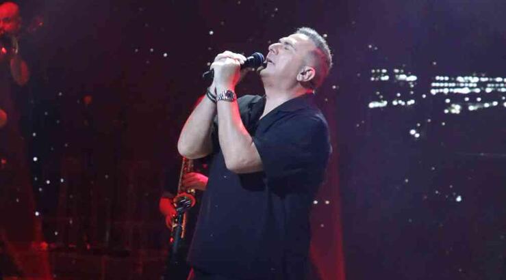 Αντώνης Ρέμος: Τραγούδησε το «Χρυσοπράσινο Φύλλο» στο London Palladium Theatre [βίντεο]