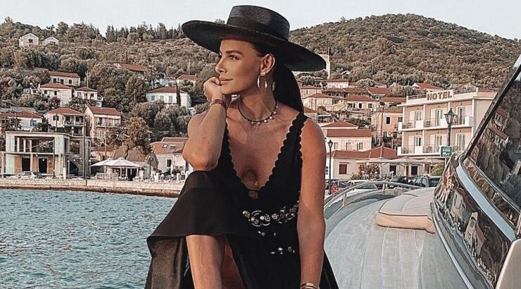 Το tucked-in hairstyle της Ραμόνα Φίλιπ είναι ότι πιο chic έχουμε δει