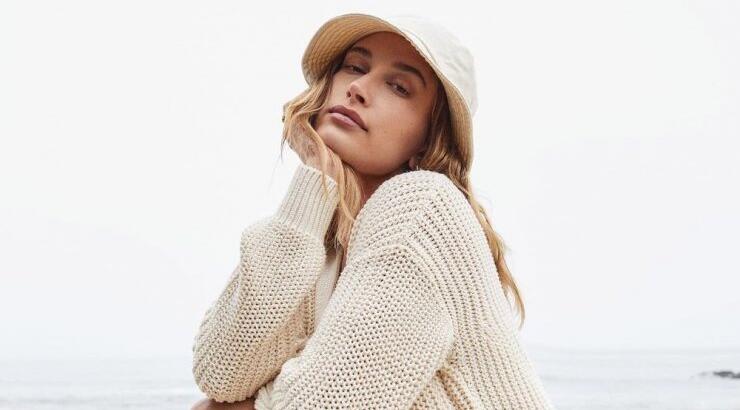 3+1 χτενίσματα της Hailey Bieber για να κάνεις το Σαββατοκύριακο