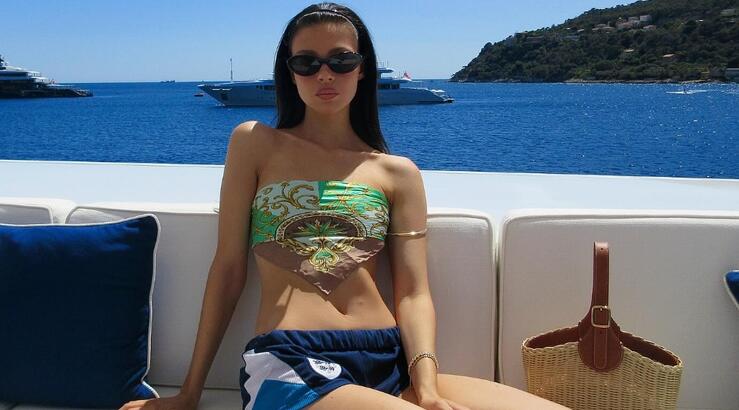 Το headband της Nicola Peltz είναι το πιο εύκολο hack για προσεγμένα μαλλιά