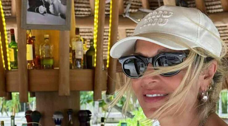 Η Άννα Βίσση παραθερίζει στο εξωτικό νησί του Marlon Brando [εικόνες]