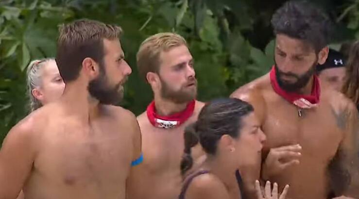 Έξαλλη η Σταυρούλα σπρώχνει τον Γιάννη: «Είσαι νούμερο. Ψευτοάντρα» [βίντεο]