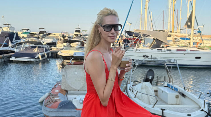 Η Στέλλα Δημητρίου αποδεικνύει ότι το navy look είναι η πιο κομψή επιλογή του καλοκαιριού