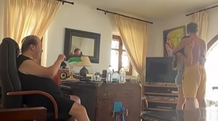 Γιάννης Πάριος: Σταυρώνει τον γιο του και την εγγονή του βλέποντάς τους αγκαλιά στο σπίτι τους [βίντεο]