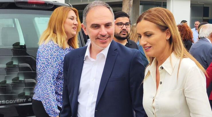 Χαράλαμπος Προύντζος: Υπέβαλε την υποψηφιότητα του φθάνοντας πιασμένος χέρι-χέρι με τη σύζυγο του [βίντεο & εικόνες]