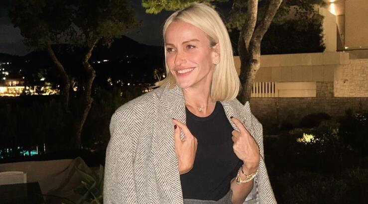 Έμιλυ Γιολίτη: Ποζάρει με τα viral προϊόντα της εταιρίας της Hailey Bieber