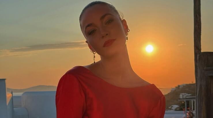 Εβελίνα Σκίτσκο: Το χτένισμα που επέλεξε ως καλεσμένη σε γάμο στη Μύκονο