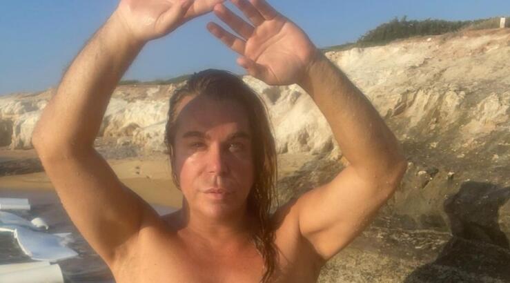 Ο Τρύφωνας Σαμαράς κάνει SUP στην παραλία και οι ατάκες του είναι απολαυστικές [βίντεο]