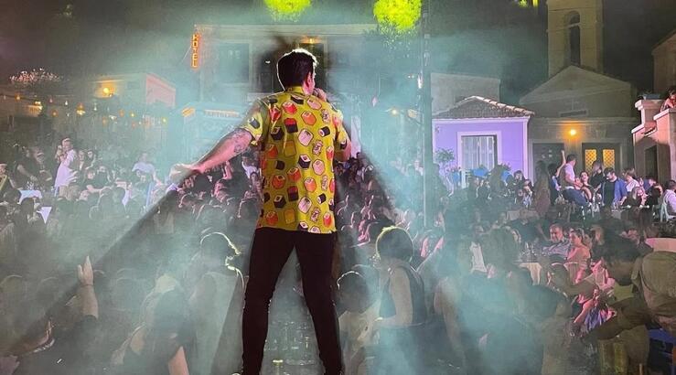 Γνωστός Ελλαδίτης τραγουδιστής θα γίνει πατέρας για δεύτερη φορά!