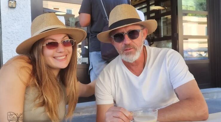 Σοφοκλής Κασκαούνιας: Συγκινημένος και περήφανος ποζάρει πλάι στην κόρη του στην αποφοίτησή της [εικόνα]