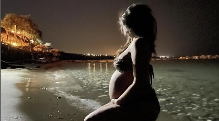 Οι βραδινές πόζες στην παραλία Κύπριας τραγουδίστριας λίγα 24ωρα πριν γίνει μαμά [εικόνες]