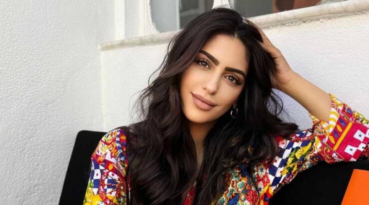 Ιζαπέλλα Έλληνα: Με μπορντό παντελόνι ακολουθεί μία από τις μεγαλύτερες τάσεις της σεζόν