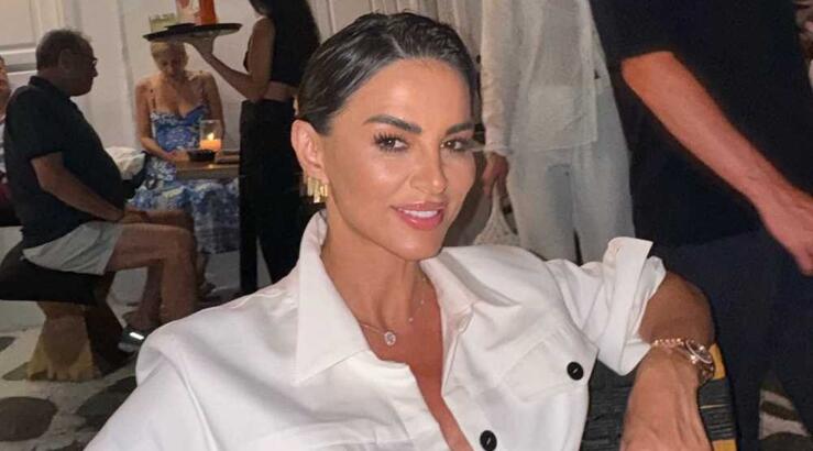 Ramona Filip: Τα βραχιόλια με κυπριακή υπογραφή που ολοκλήρωσαν το look της στη Μύκονο