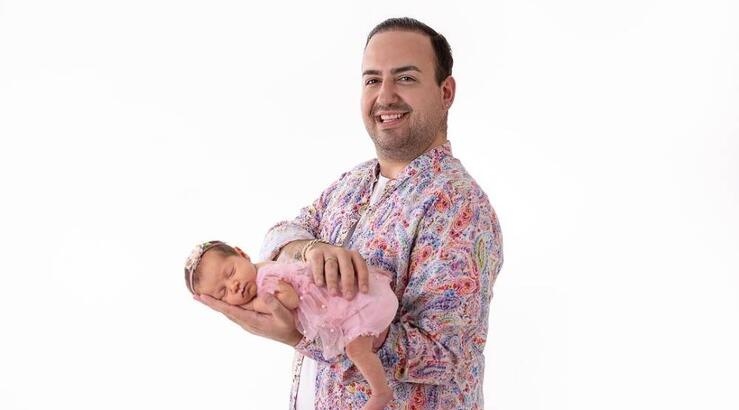 Μαυρίκιος Μαυρικίου: Η δύο μηνών κόρη του τον βλέπει πρώτη φορά στην τηλεόραση [βίντεο] 