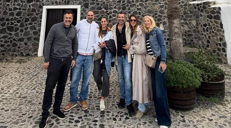 Ευριπίδου – Μιχόπουλος: Ρομαντικό getaway στη Σαντορίνη – Η επίσκεψη σε οινοποιείο [βίντεο]