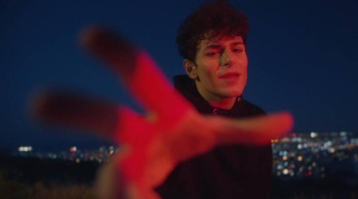 Ποιος είναι ο Theo Evan που θα εκπροσωπήσει την Κύπρο στον 69ο διαγωνισμό της Eurovision; 