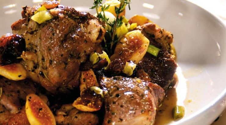 Αρνάκι με αποξηραμένα φρούτα σε φάκελο