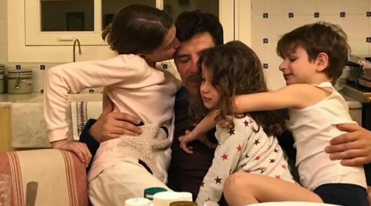 Σάκης Ρουβάς: Βουτάει στη θάλασσα μαζί με τα παιδιά του και μας χαιρετά [βίντεο]