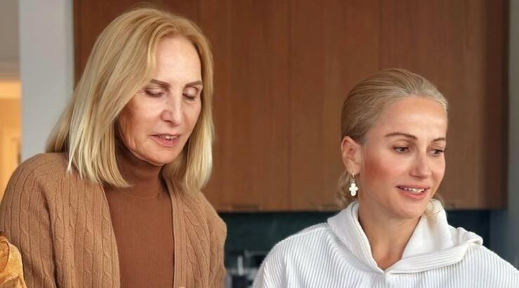 Έμιλυ Γιολίτη: Στην κουζίνα μαζί με τη μητέρα της, Άντρη - Η γιορτινή δημιουργία που ετοίμασαν παρέα [εικόνες]