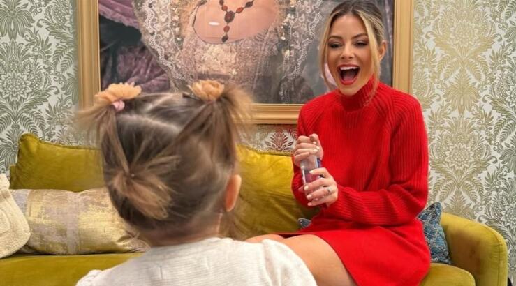 Μaria Menounos: Φωτογράφησε την κόρη της μπροστά από το μνήμα της μητέρας της [εικόνα]