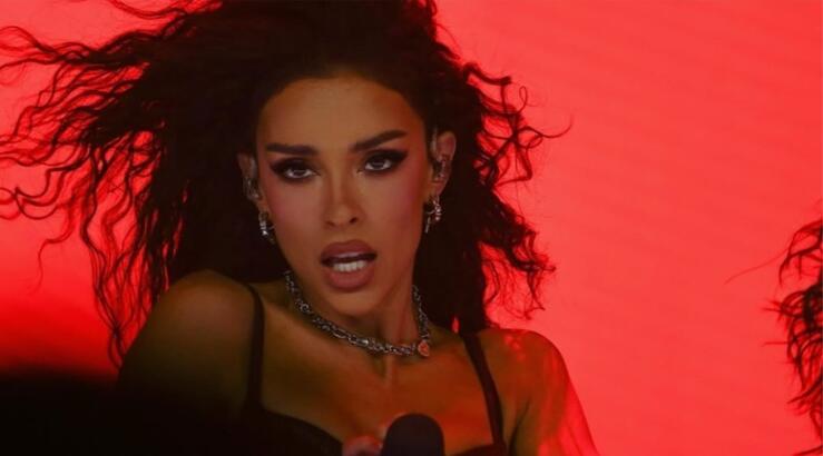 Ελένη Φουρέιρα: Έσπασε το δόντι της κατά τη διάρκεια live εμφάνισής της [εικόνα]