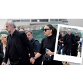 Κηδεία Μαστροκώστα: Πιασμένοι χέρι-χέρι Τραϊνός Δέλλας και η κόρη του Βικτώρια μπήκαν στην εκκλησία [εικόνες]