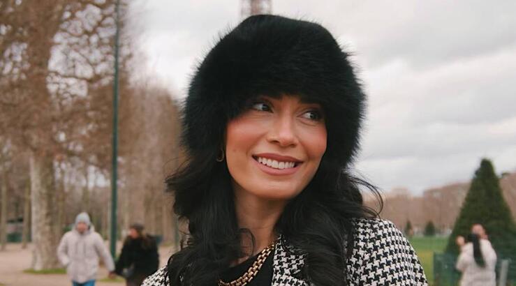 Νάσια Σιαηλά: Το look της στο Παρίσι έχει inspo από «Emily in Paris» [εικόνες] 