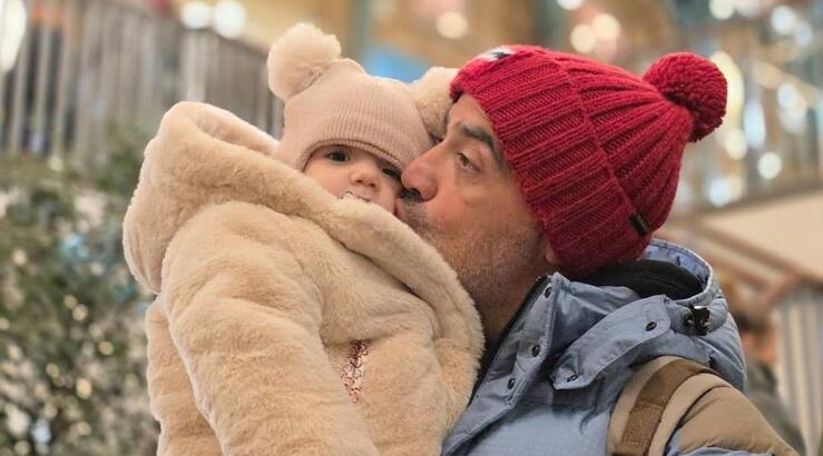 Μιχάλης Σοφοκλέους: Φωτογράφισε την κόρη του να κοιμάται αγκαλιά με τα αρκουδάκια της [εικόνα]