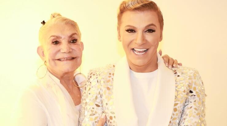 Τάκης Ζαχαράτος: Φίλησε τη σκηνή του Ηρωδείου όπου η Μαρινέλλα κατέρρευσε [βίντεο]