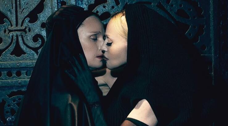 Madonna: Σάλος με το φιλί στο στόμα σε καλόγρια επάνω σε τάφο [εικόνες]