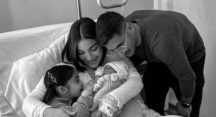 Άντρεα Νικολάου - Παναγή: Με την 40 ημερών κόρη της στον πάτερ για να της διαβάσει την ευχή [εικόνα]