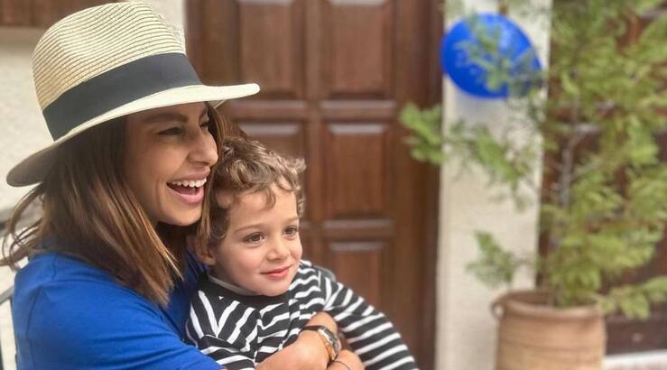 Κωνσταντίνα Ευριπίδου: Ο γιος της τραγουδά το «Mon Amour» και είναι αξιολάτρευτος [βίντεο]