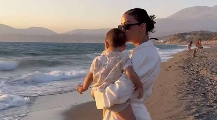 Ελένη Φουρέιρα: Δείτε την να μαζεύει λουλούδια με τον 2χρονο γιο της Ερμή [εικόνα]