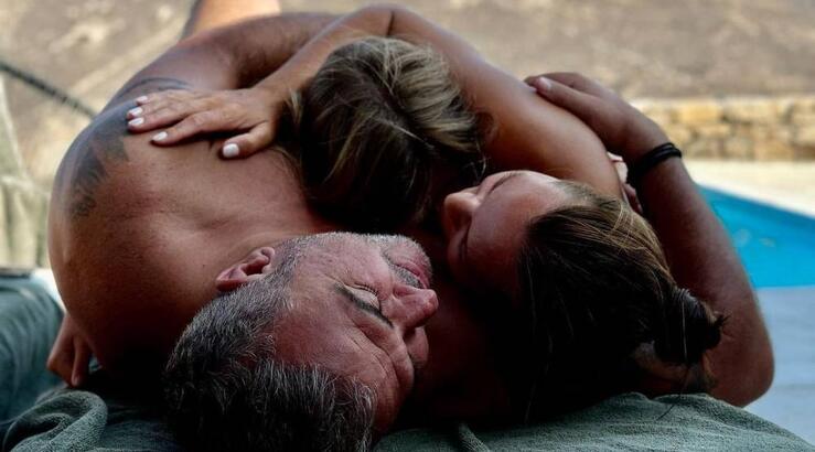 Αντώνης Ρέμος – Υβόννη Μπόσνιακ: Με την κόρη τους Ελένη στη Σύμη [εικόνες]