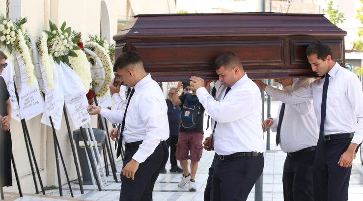 Κηδεία Δημήτρη Κόκοτα: Πλήθος κόσμου στο τελευταίο αντίο στον τραγουδιστή 