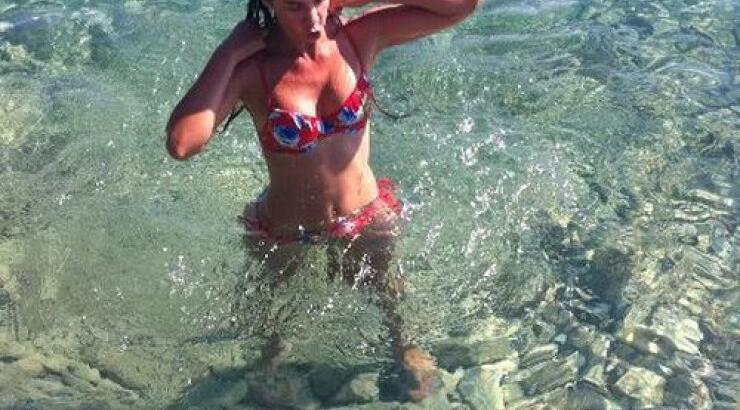 Πασίγνωστη Ελληνίδα τραγουδίστρια ανακοίνωσε την εγκυμοσύνη της γυμνή και με την ελληνική σημαία στην κοιλιά!