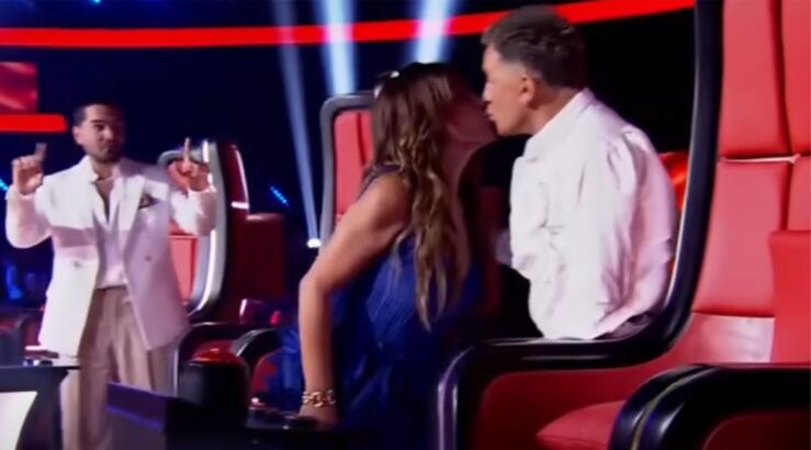The Voice: Το φιλί στο στόμα που αντάλλαξαν Παπαρίζου - Μαζωνάκης [βίντεο]