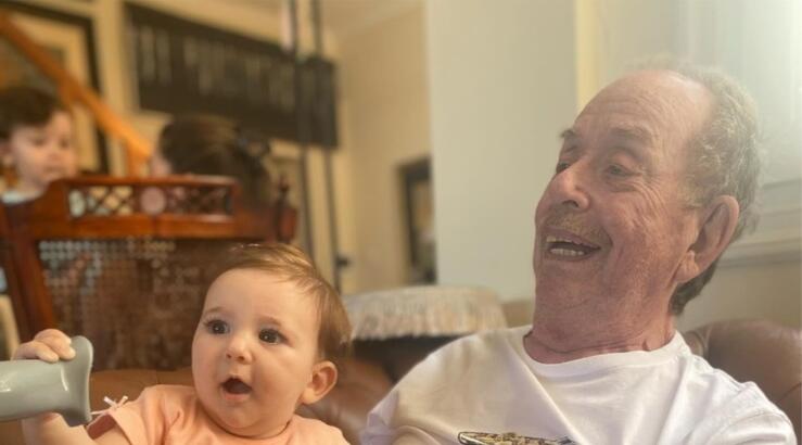 Ηλίας Μαμαλάκης: Και παππούς και νονός στη βάφτιση της εγγονής του [εικόνες]